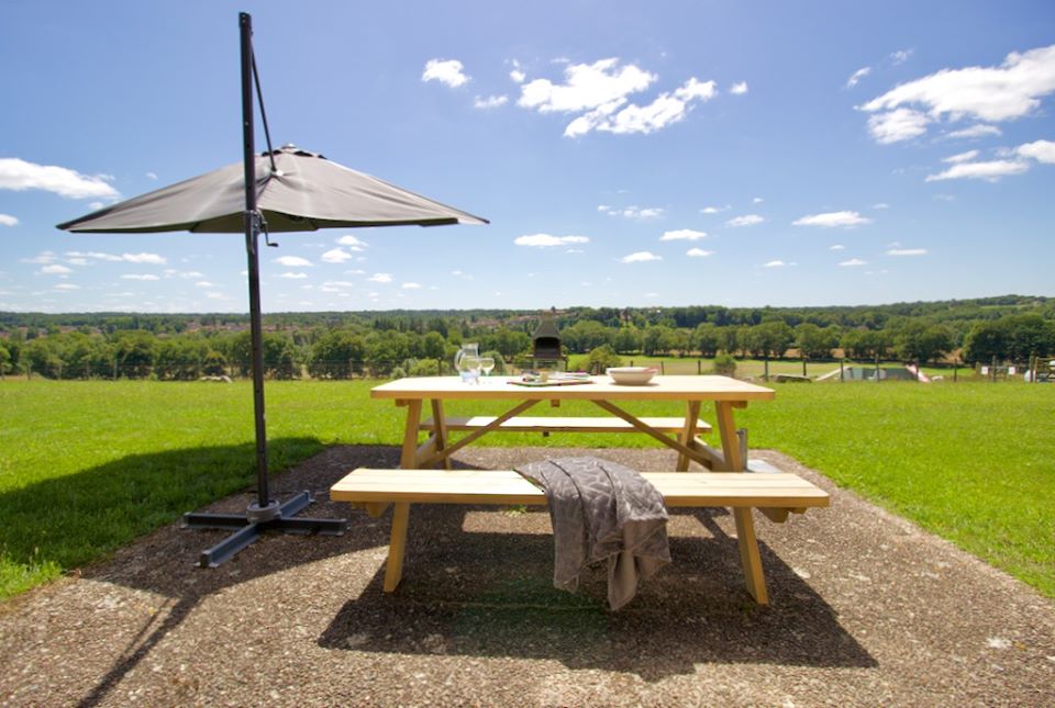 A patio area at VeloGites