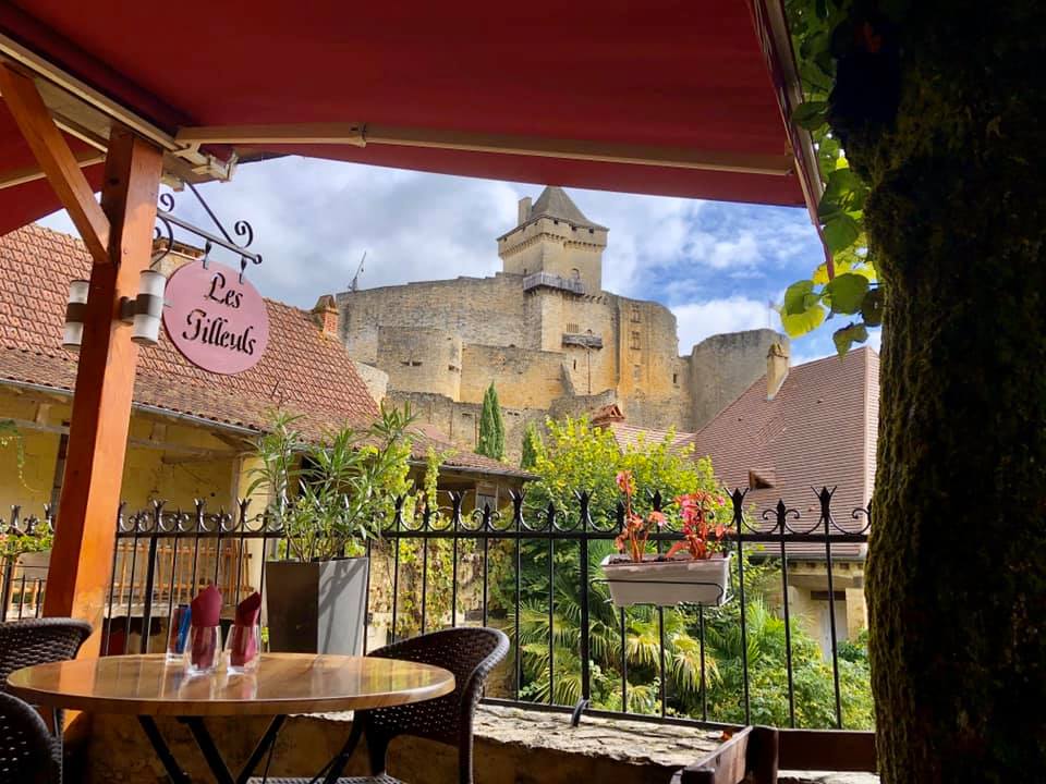 View up to Château de Castelnaud from a cafe