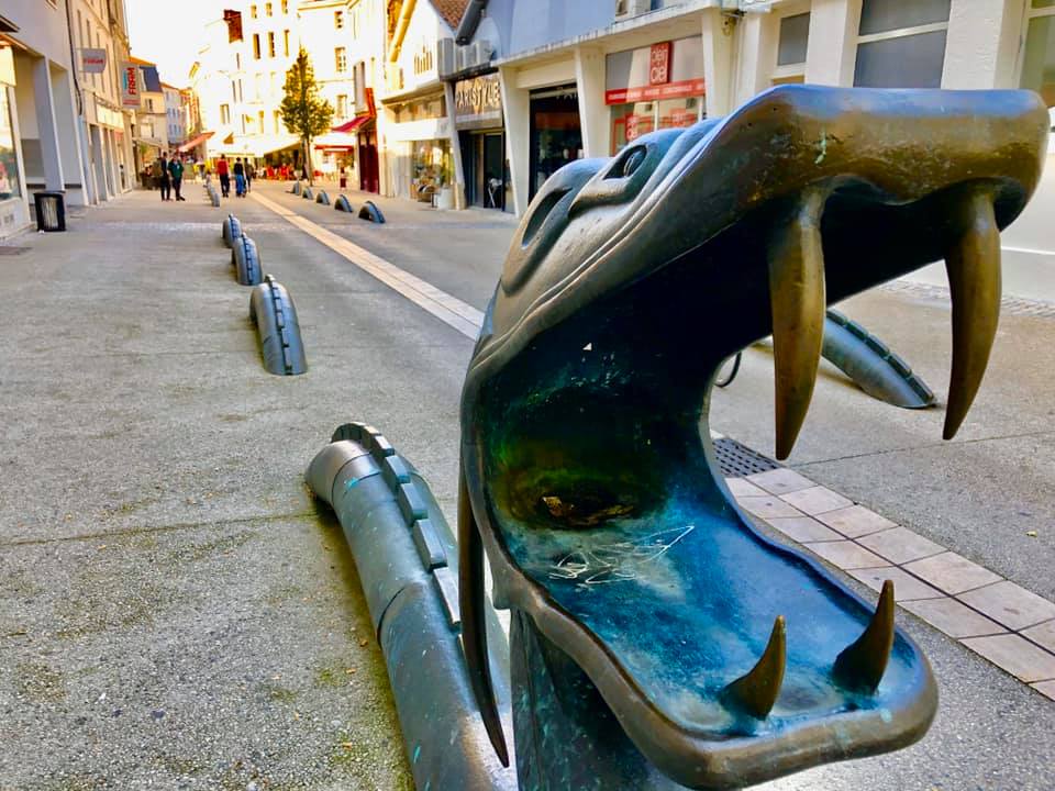 Niort Snake statue
