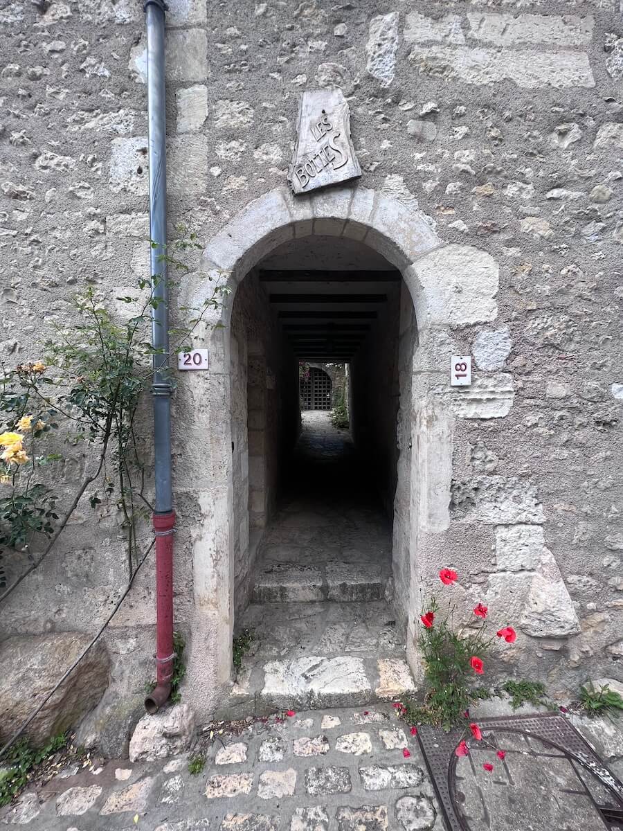 Les Bottes passageway