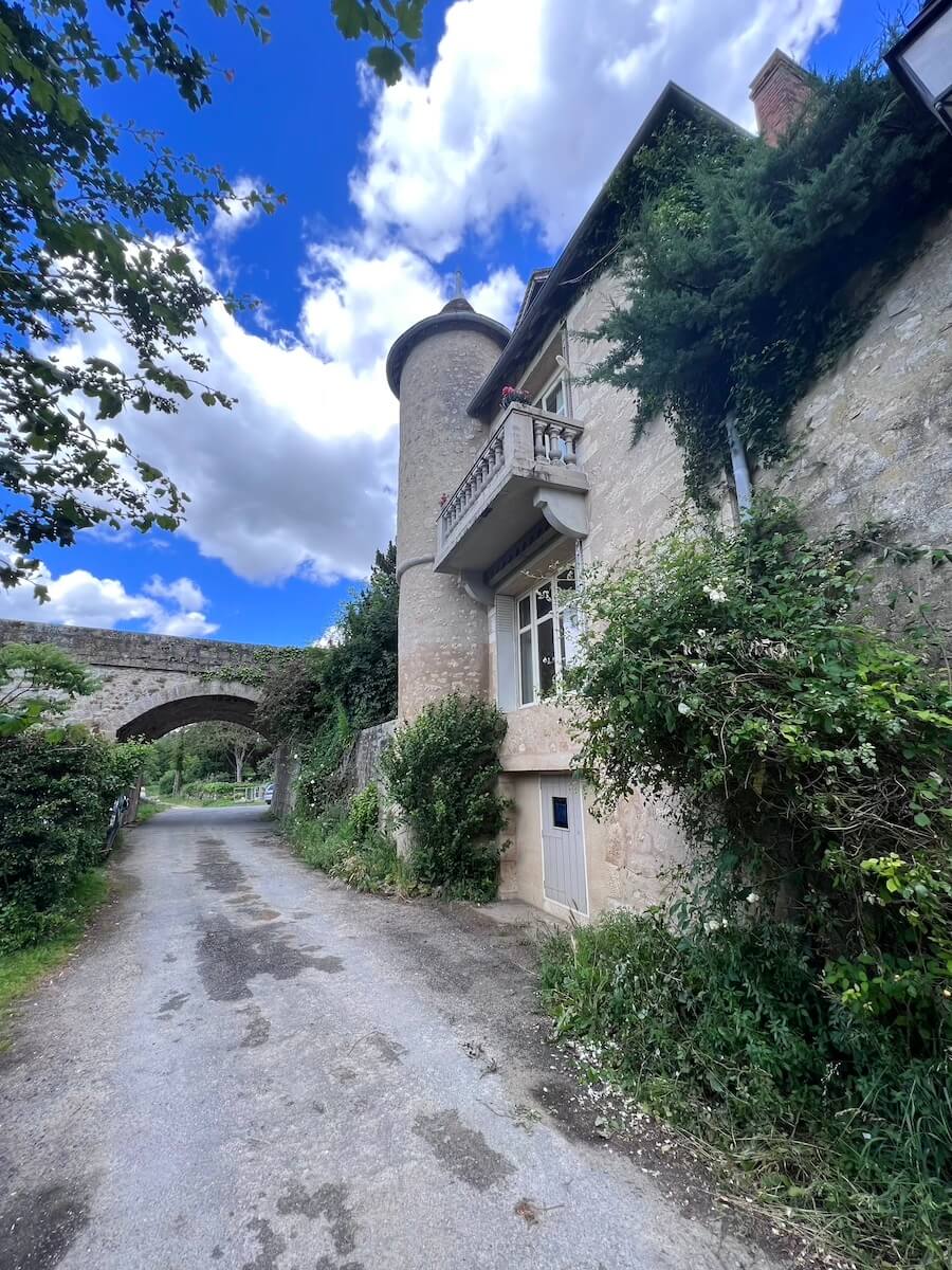 Donjon house and river road