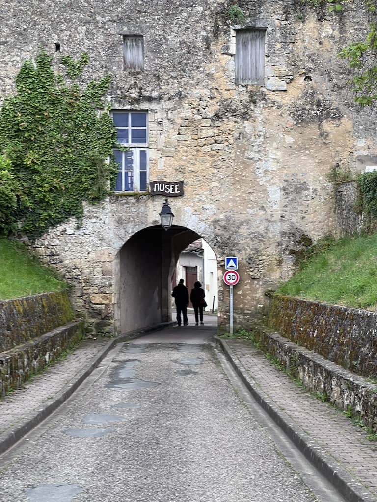 Tunnel on Rue Emile Couzinet, Bourg