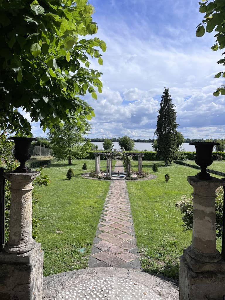 Villa Bacchus, Bourg